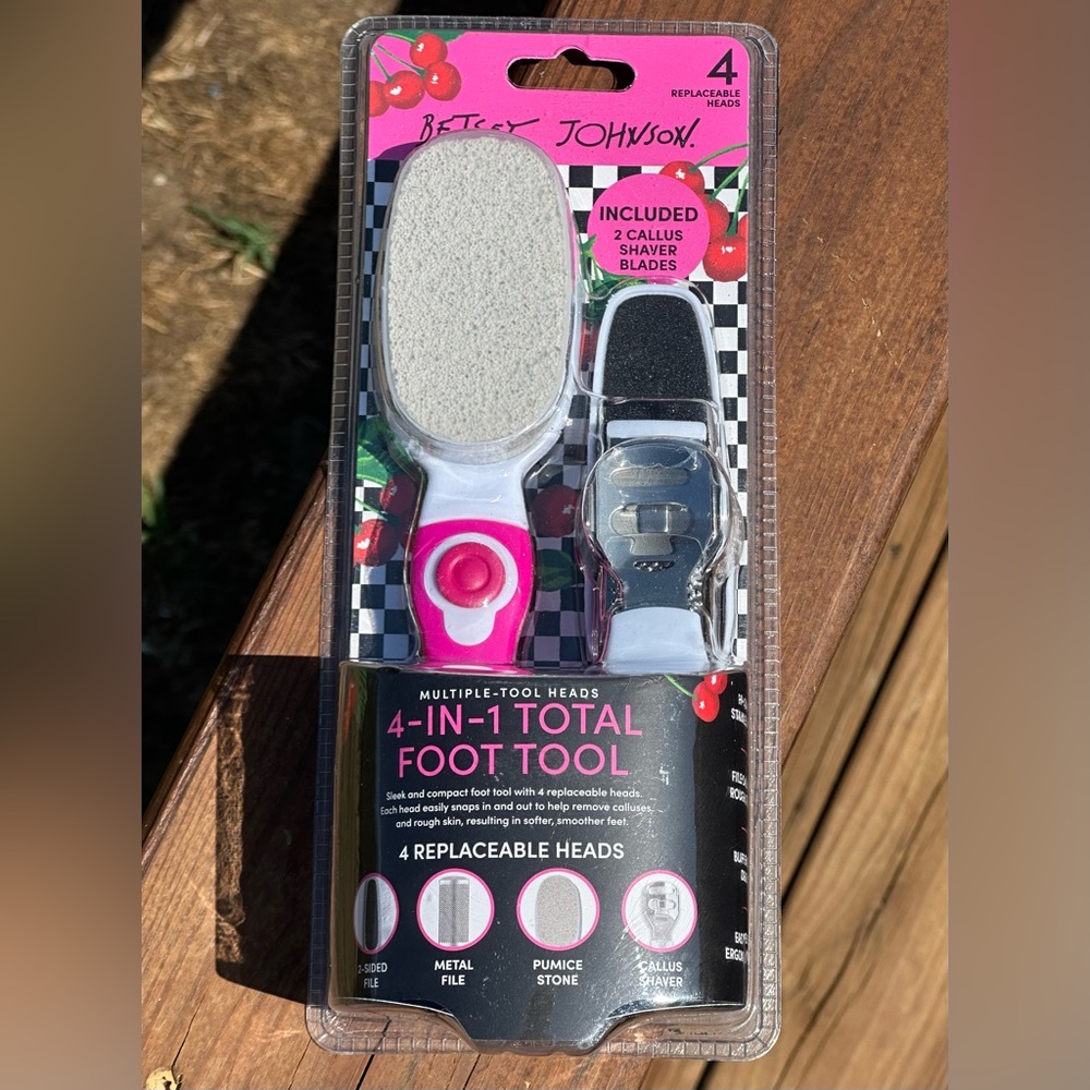 Betsey Johnson NWT 4-in-1 Total Foot Tool
